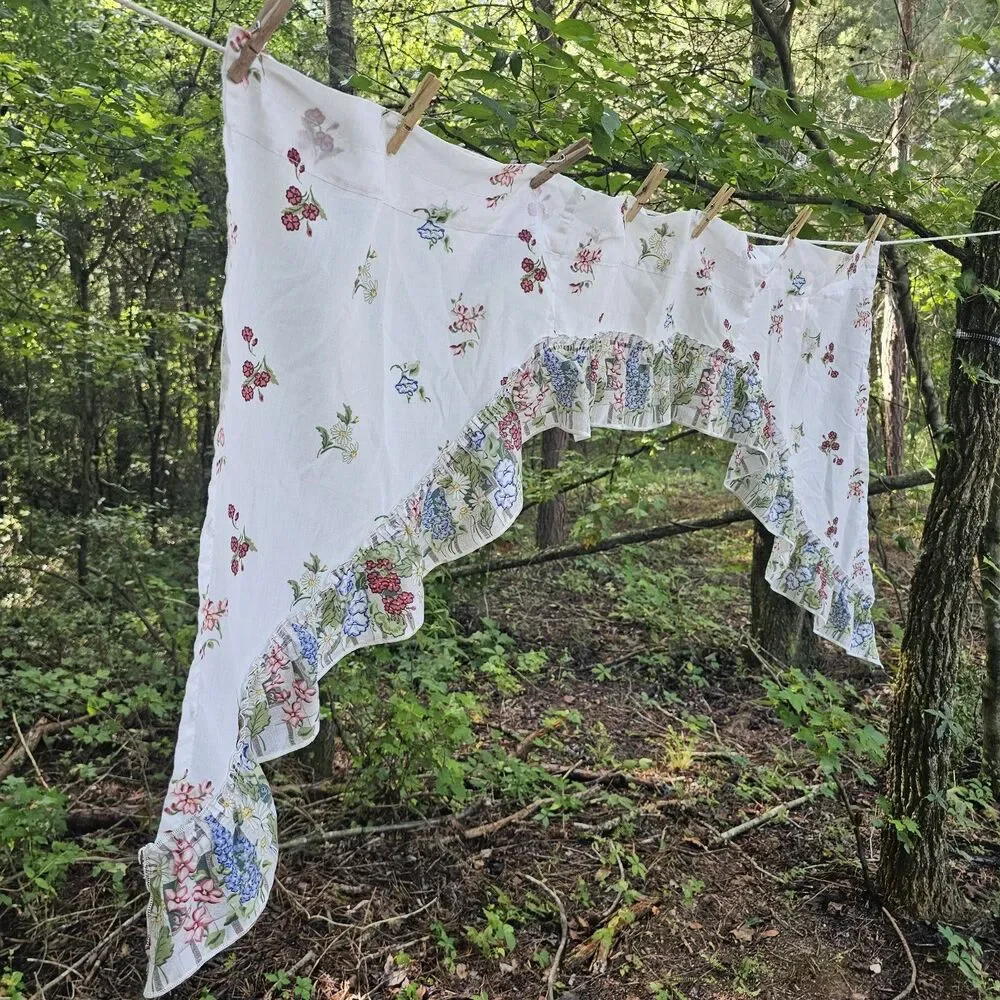 Vintage Cottagecore 1970s Floral Ruffled Window Valance / Swag